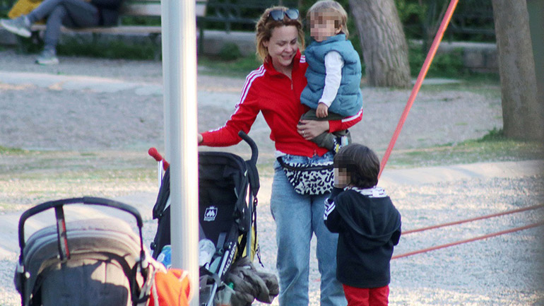 Λένα Παπαληγούρα: Βόλτα στον Εθνικό Κήπο μαζί με τους γιους της